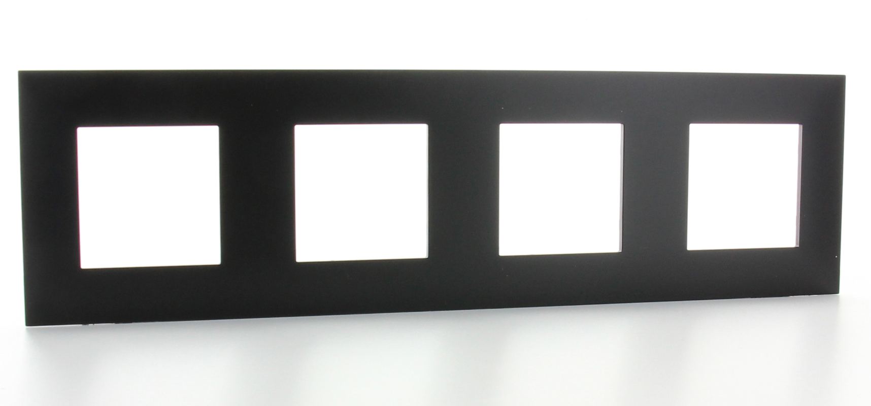 Plaque de recouvrement quadruple entraxe 71mmValena Next noir/fumé opale Legrand