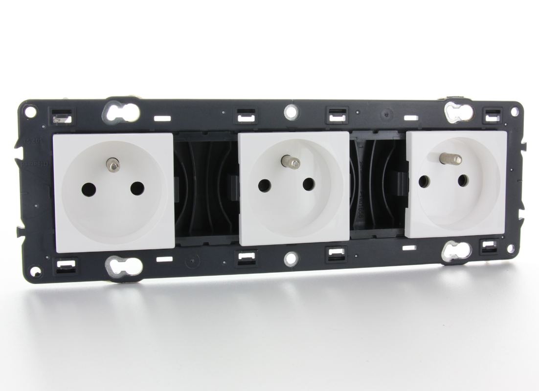 Prise de courant triple standard 2P+T 16A/250V bornes auto support à vis Valena Next blanc Legrand
